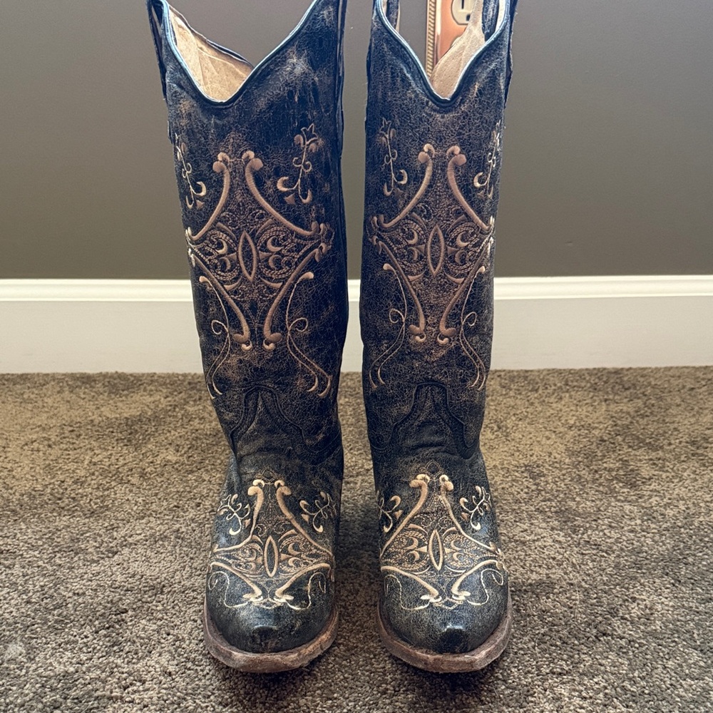 Circle G Distressed Black and Tan Embroidered Heeled Boots